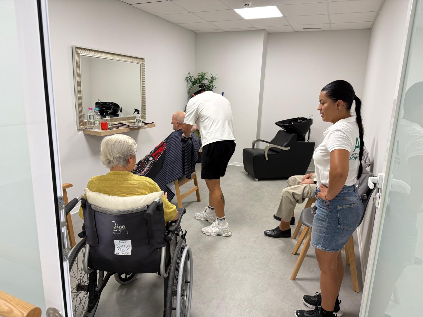 Voluntarios de ASIM atendiendo a personas con discapacidad en la peluquería solidaria