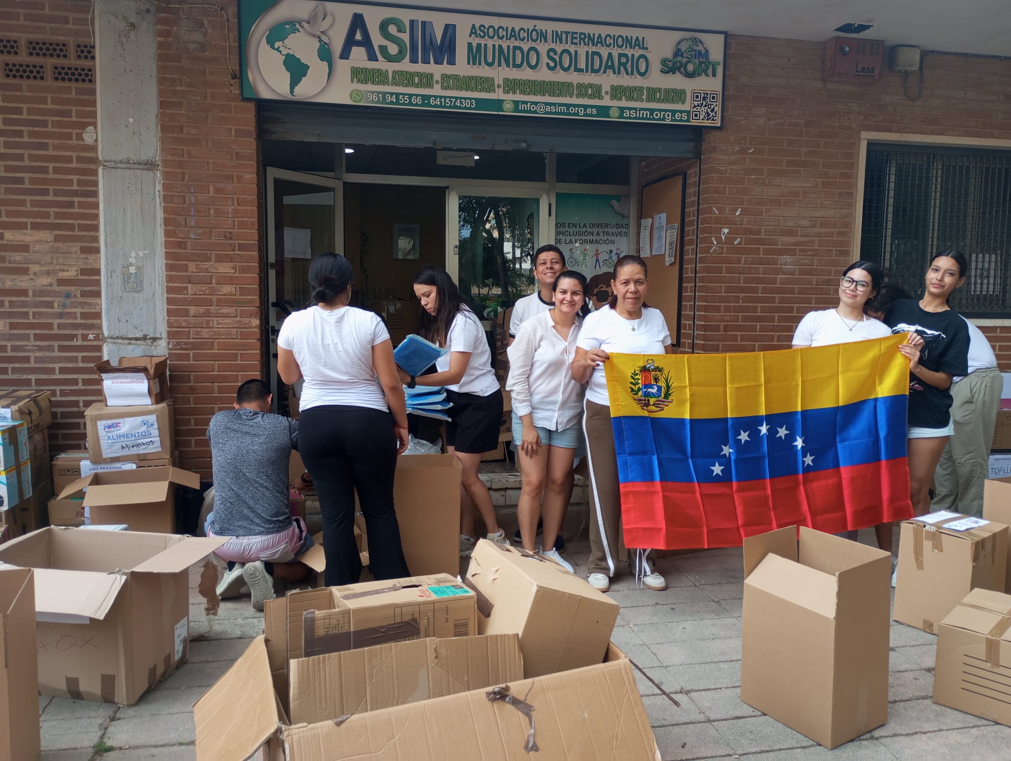 Equipo de ASIM y AVEC con la bandera de Venezuela